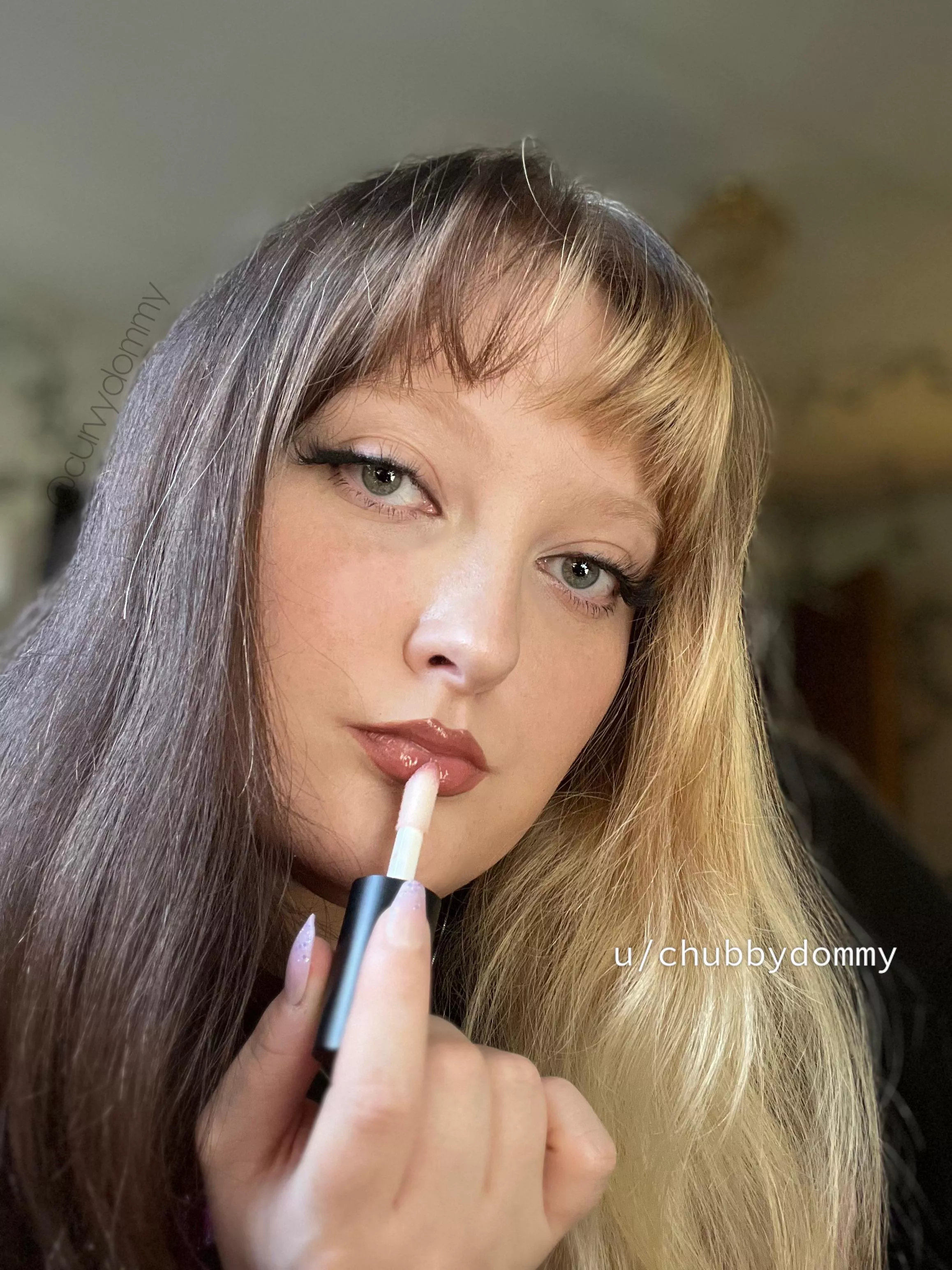 Does Mommy’s pretty lips turn you on?🩷