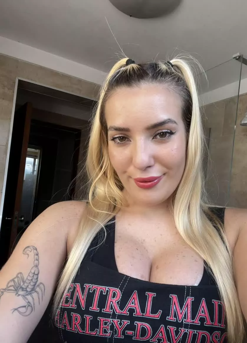 F 19 who’s not afraid to get a little adventurous