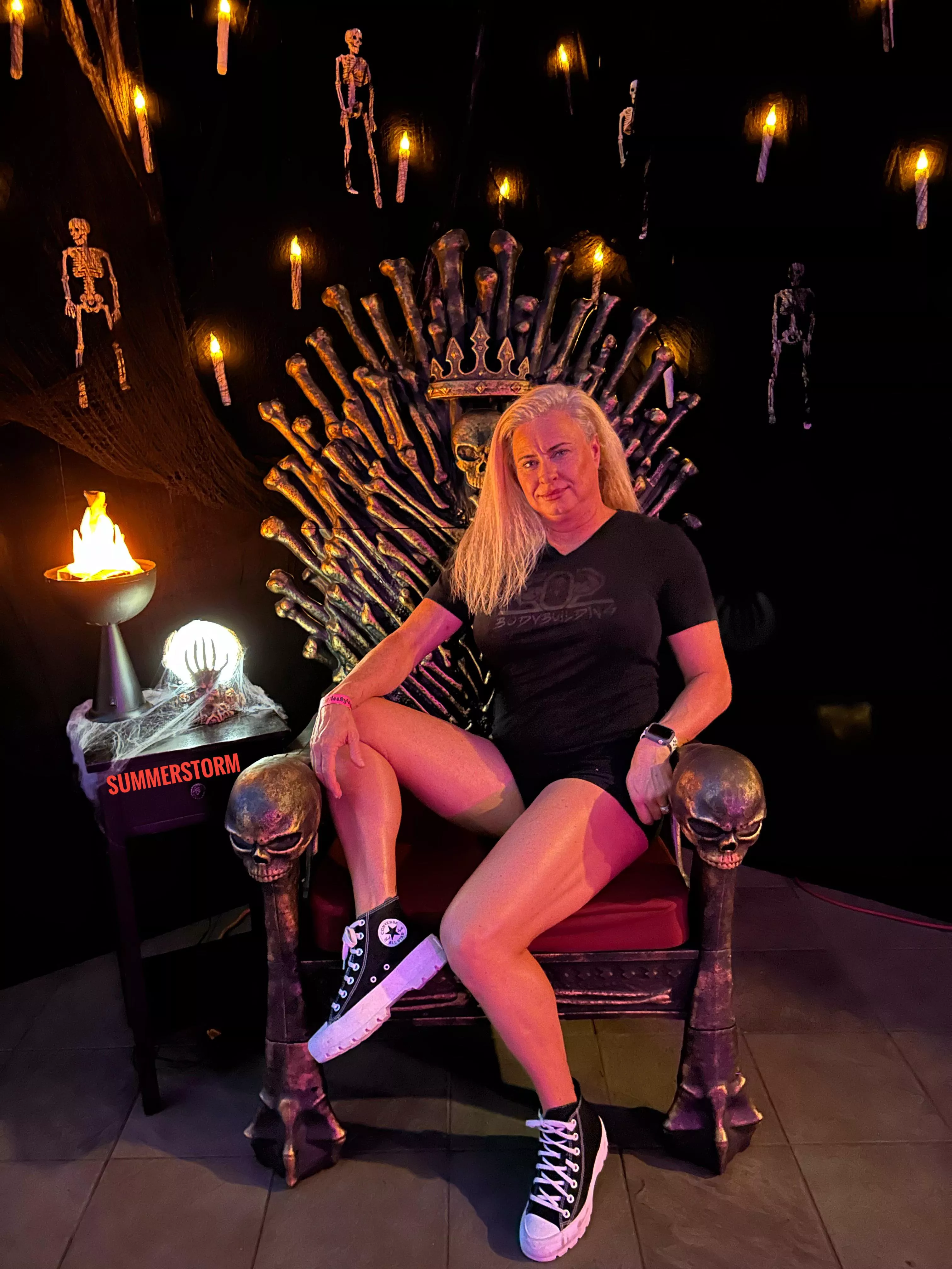 Goddess wants to squeeze heads