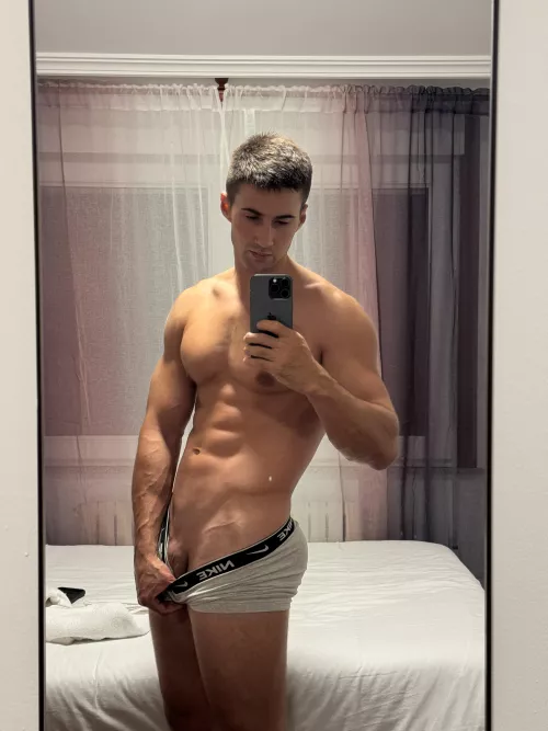 hey whos into hot guys