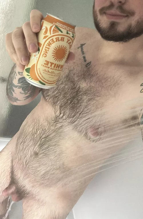Hit my 365 days sober this last week, but still love my NA shower beers. Happy Sunday beautiful humans. 