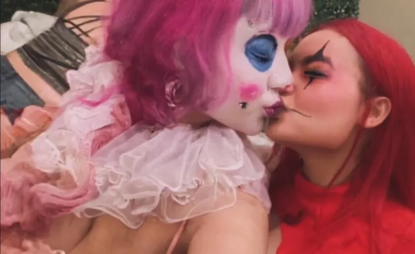 How was everybody’s Halloween partiesss ??? ☺️🎃 ours ended in a pretty insane way but was a great success:) (f) 