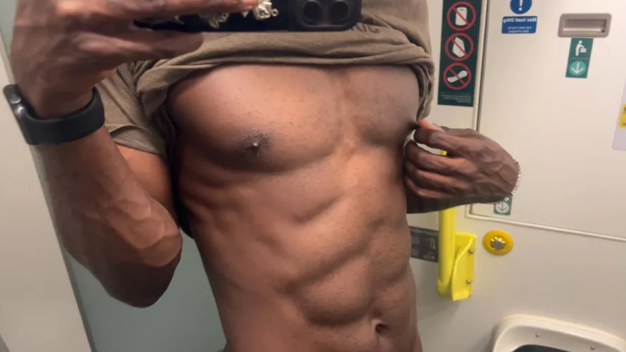 i can’t be the alone one who like his nipples abused😈