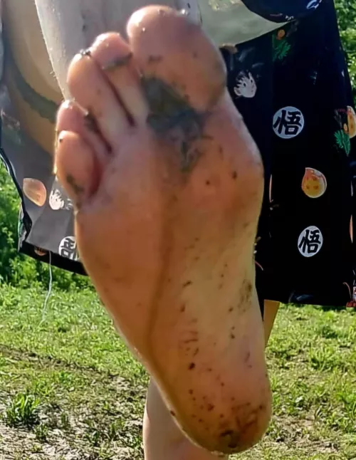 I love dirty feet! Their contact with the earth and mud! Do you like them? 8 t