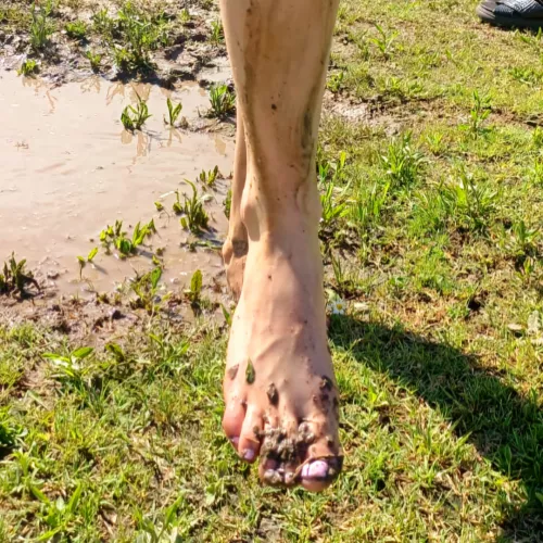 I love getting my feet dirty!!! covering them with mud!! making them feel different sensations... do you like it, love?... if you want to see the full video, ask for it privately