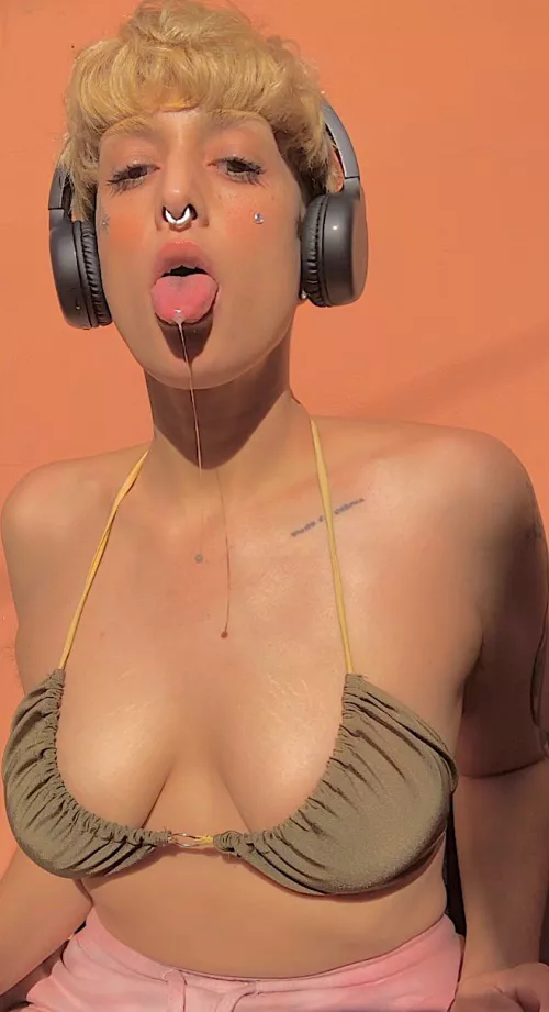 I’ll keep you hydrated on drool & cum 💦 > contact me for [dom] sessions in [cam] or [sext], [rate]s, [vid] [pic] [aud] content, [fet]ish & kink indulging ✨