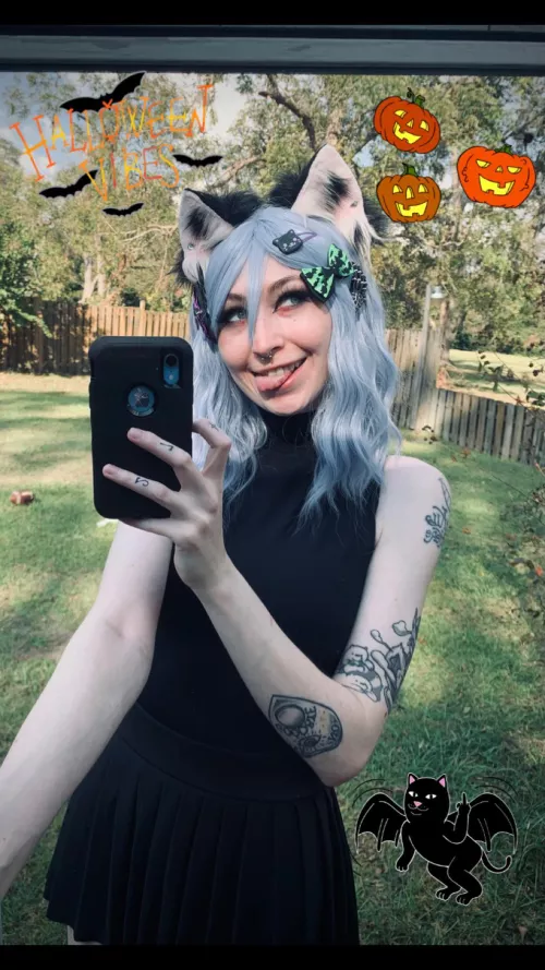 im a kitty cat!🖤 what’s ur Halloween costume :3 