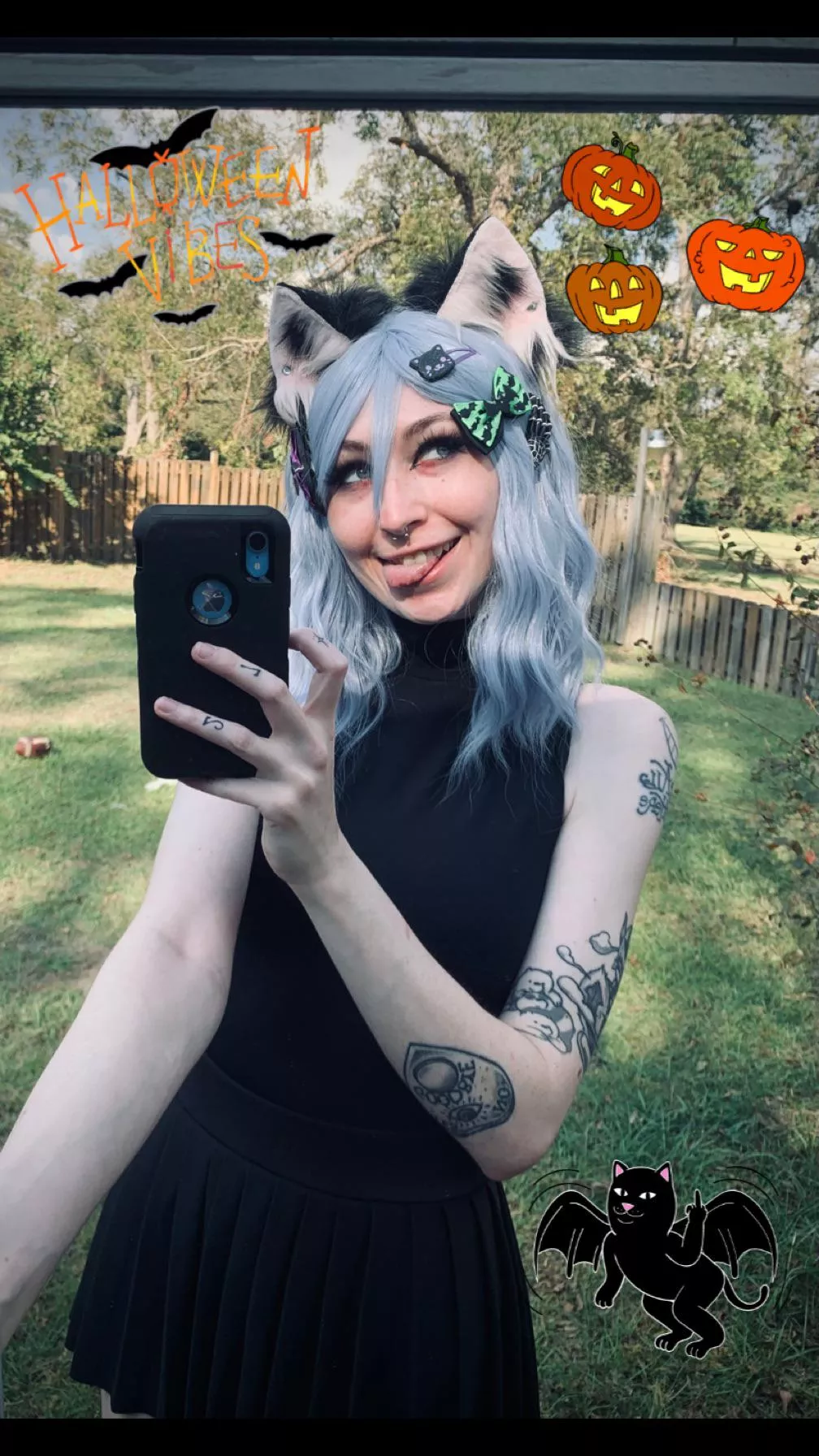 im a kitty cat!🖤 what’s ur Halloween costume :3 