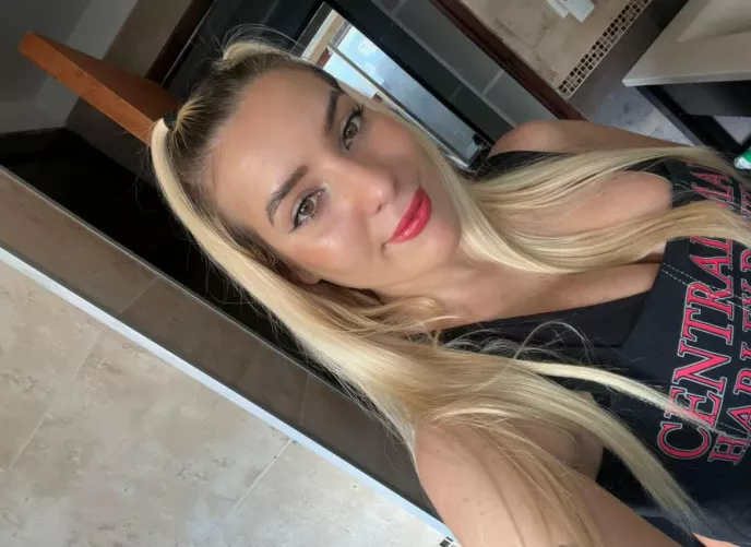 Inexperienced 19 F here who wants to explore her naughty side