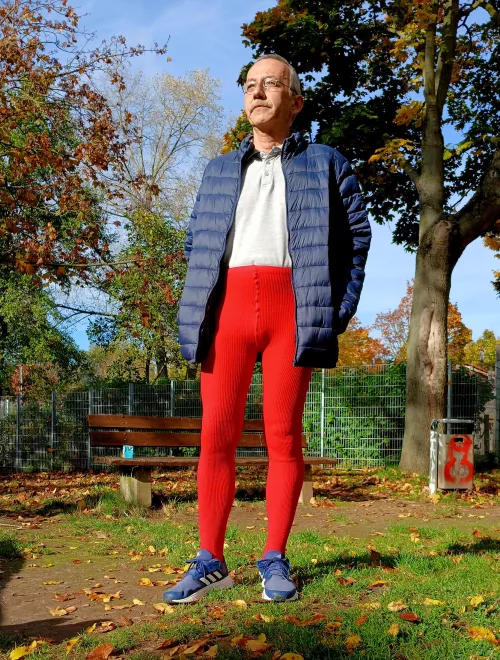 It's a good feeling to have tights on your legs. Wish you a nice Sunday from Germany.