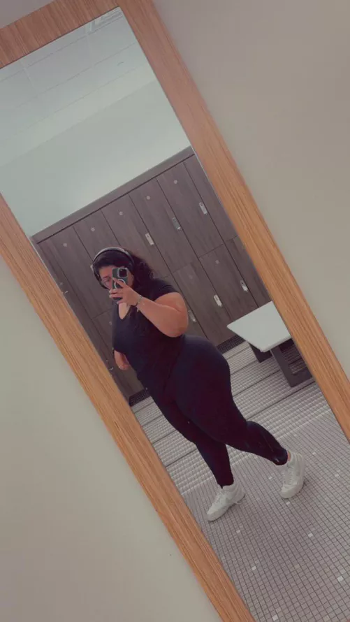 Latina Mami ready for a work out. Anyone can give me a good stretch? ;) 