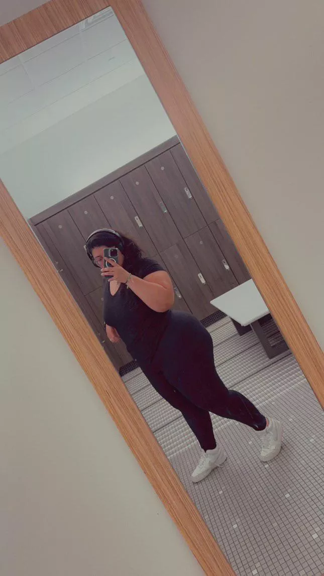 Latina Mami ready for a work out. Anyone can give me a good stretch? ;) 