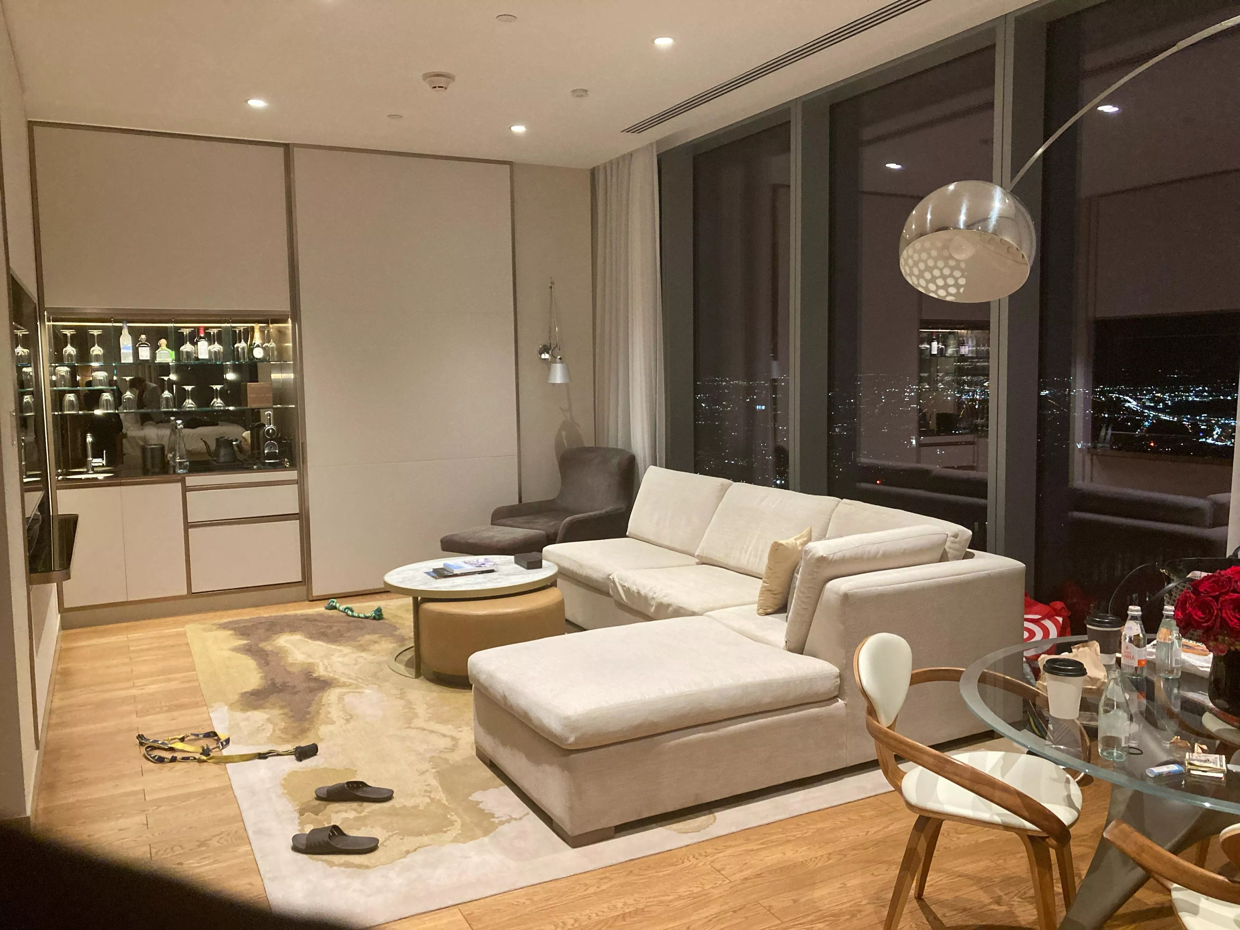 Looking for a female in center city area to come join me and a fwb for a nice time. We are at the 4 seasons.  