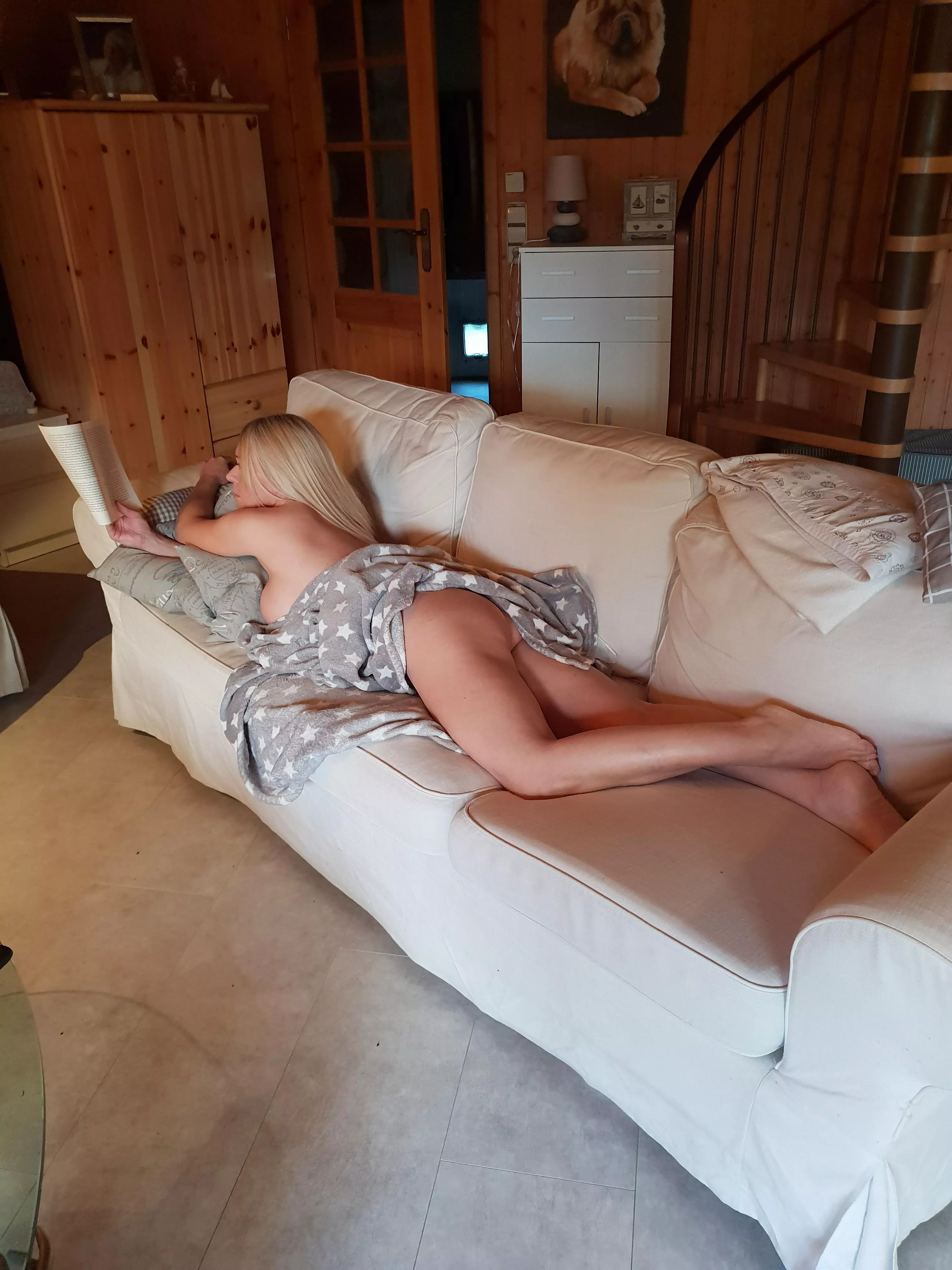 Mir ist das ganze Wochenende schon so langweilig... Meinst du wir können das ändern indem du mich fickst?😉