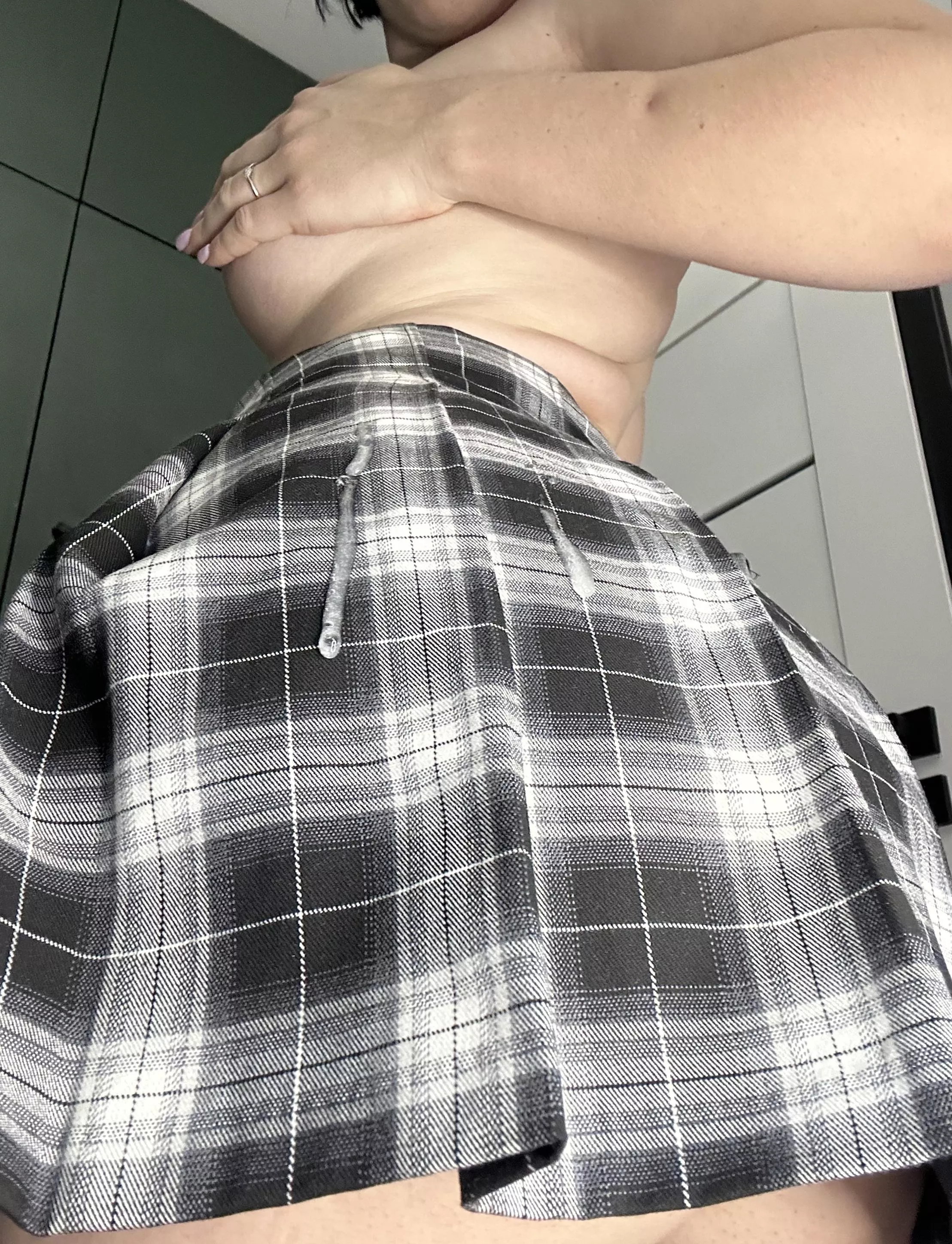 my teacher left his weight on my skirt