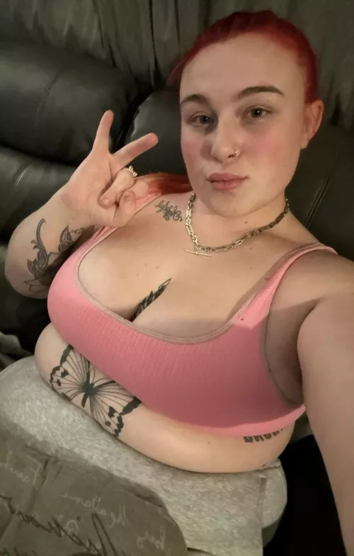 New weight goal 300+ pounds. Don’t ask me what my fingers are doing 😂😂😂🐷 