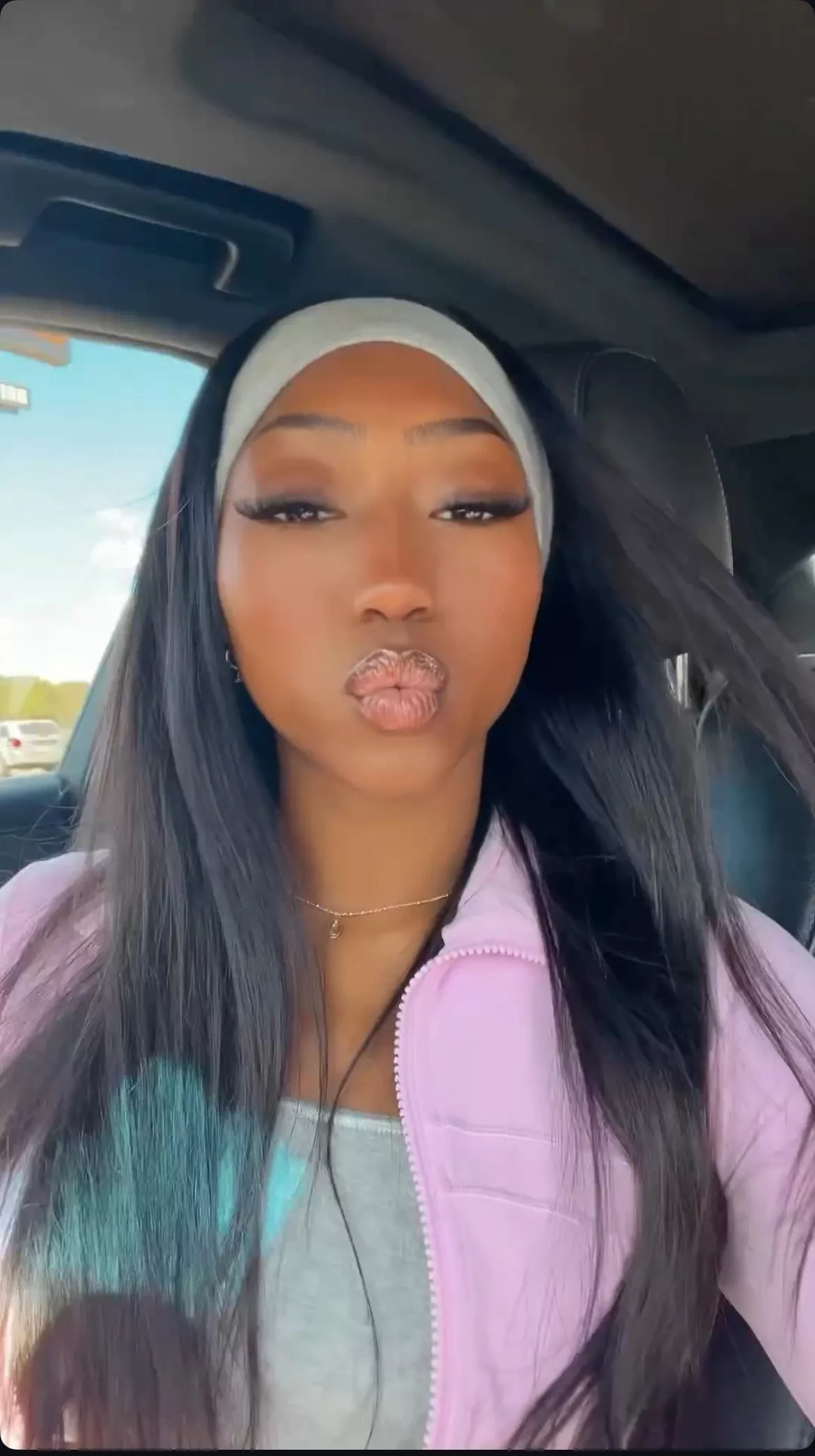 Send a kiss back in cash form💋