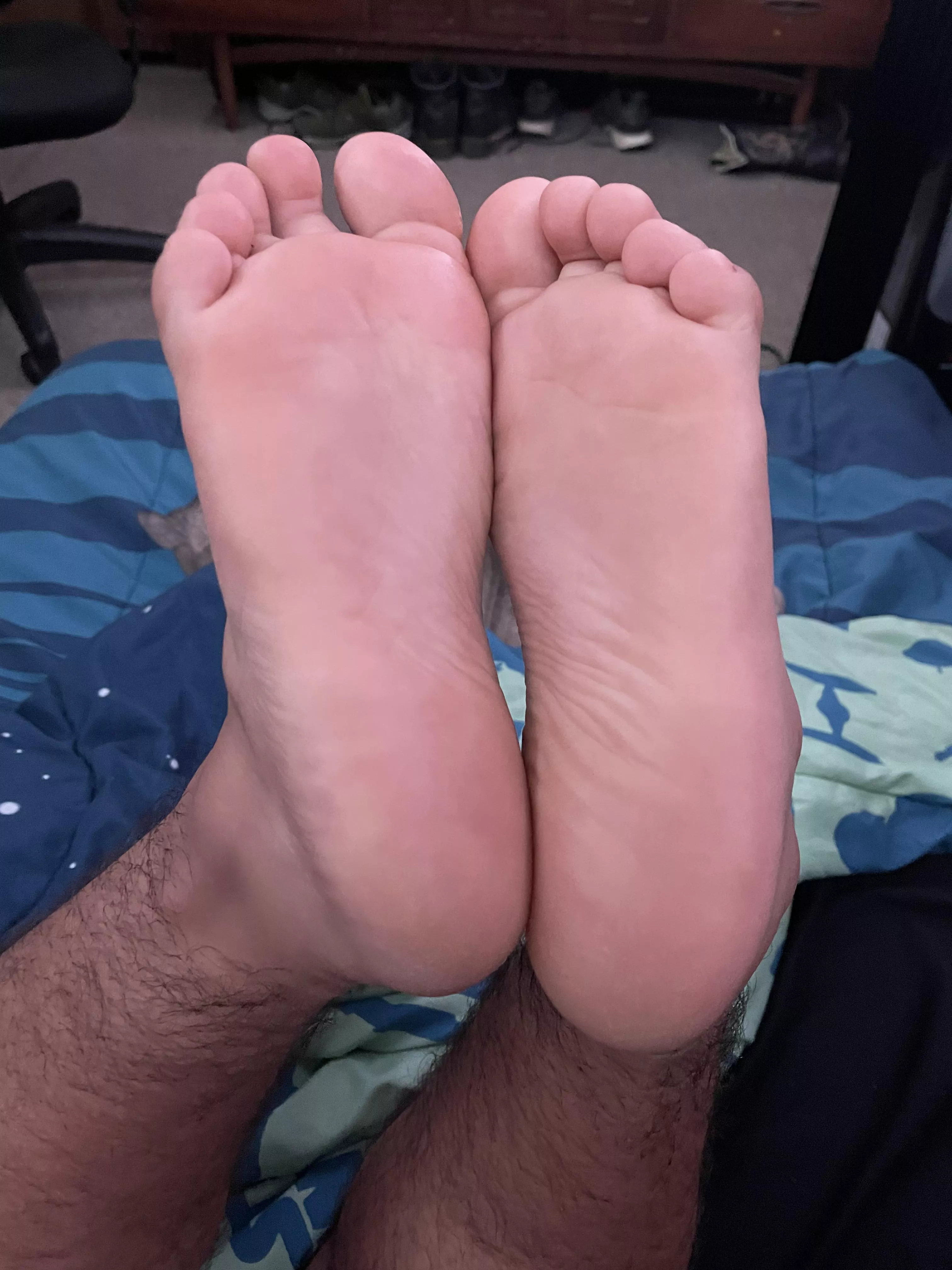 Size 8 male with a pic of my soles and wanting men to rate my feet.