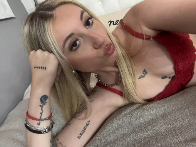 Small Girl with Daddy Issues 🤤