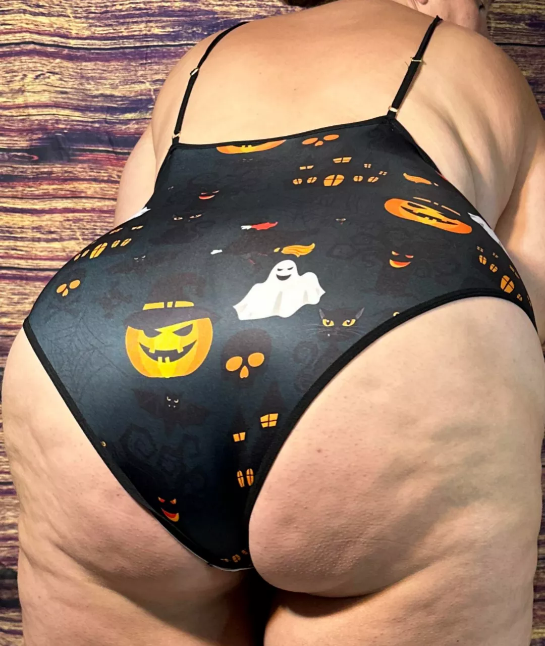 Spooky booty with a little cellulite