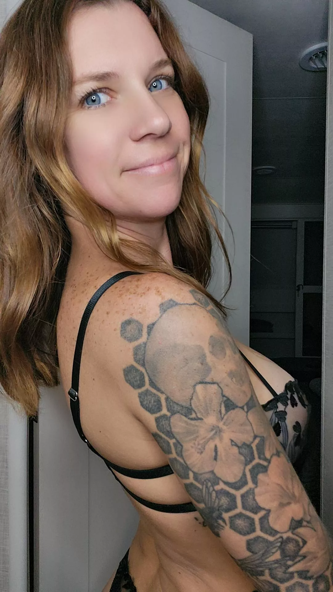 This bad little milf is ready to drain your balls this morning. 