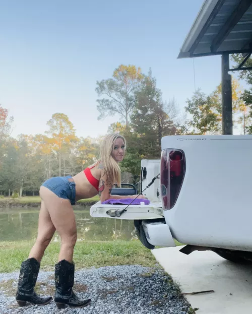 This MILF wants to play . She’s hot and wet . 