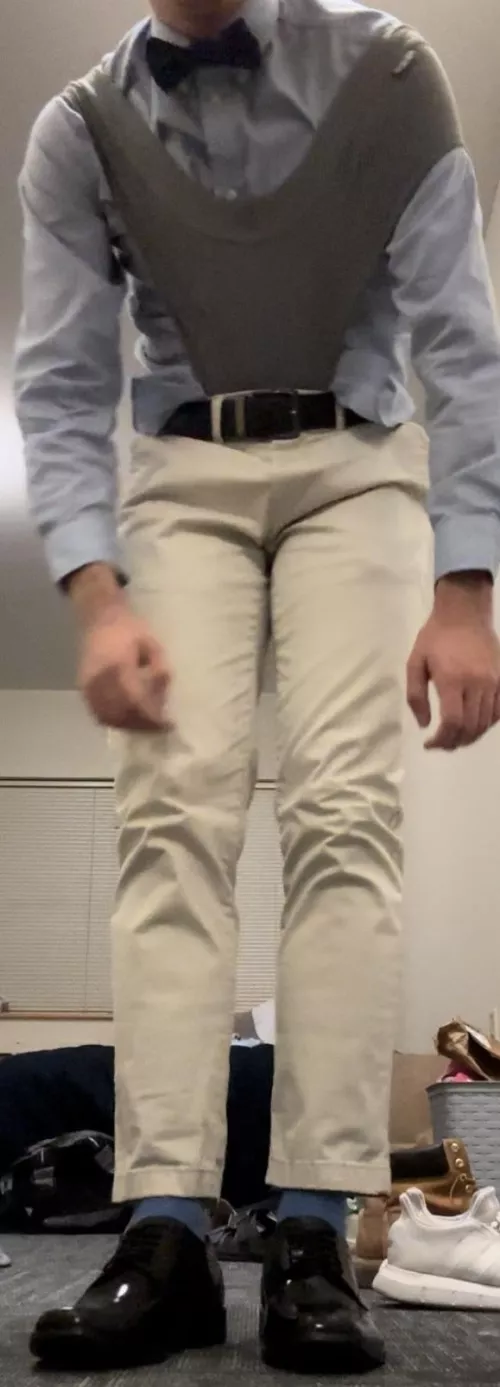 This nerd needs a domme to finish the job!