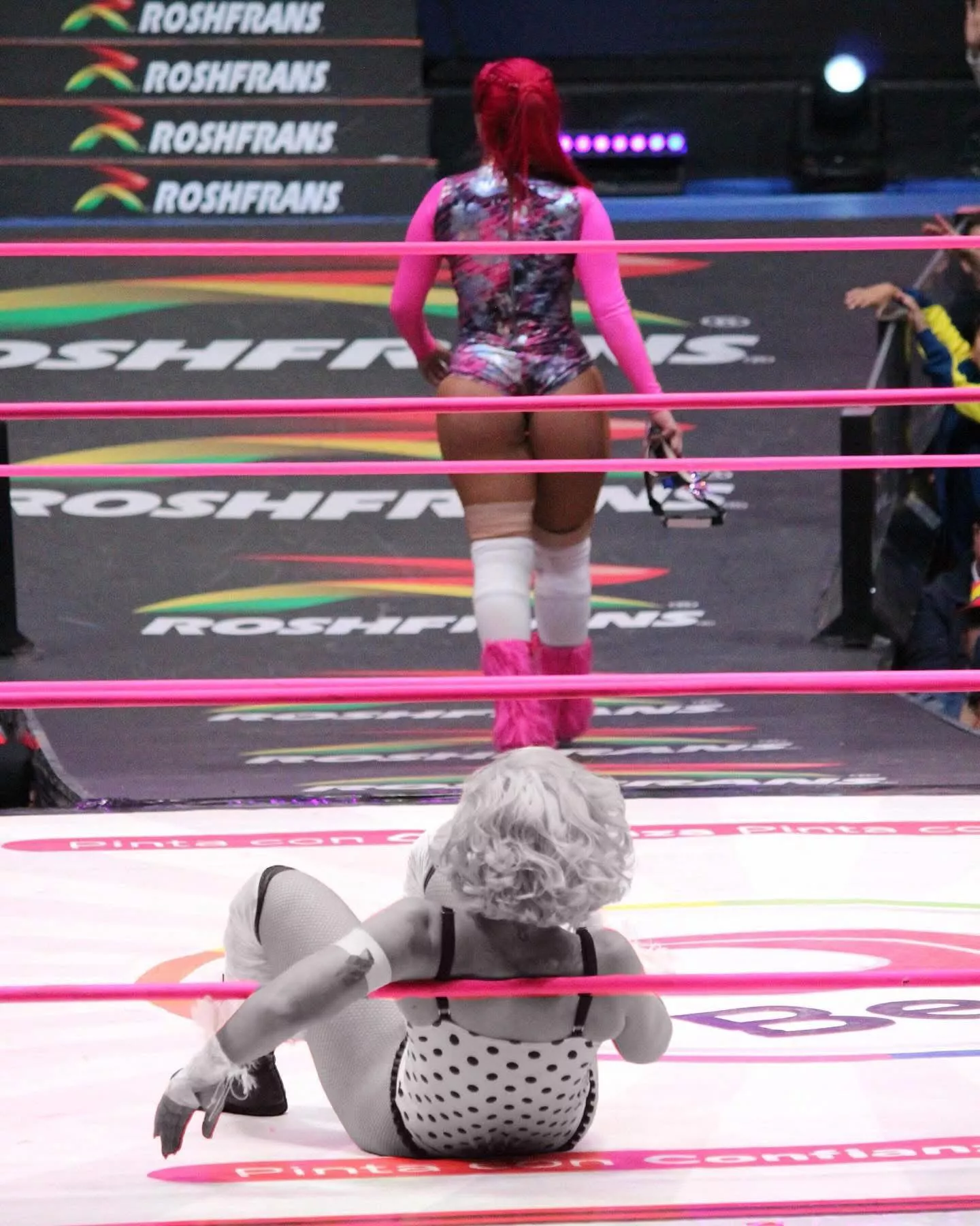 Toni Storm left staring at La Catalina's ass after being defeated