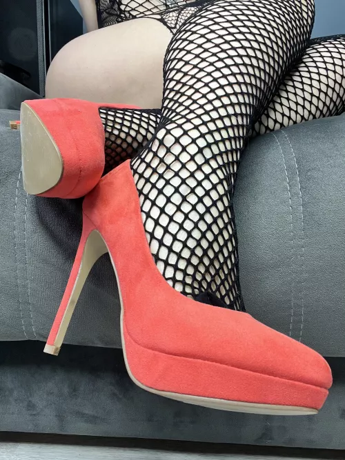 When your bosss heels hit the floor, you know shes ready for her feet to take center stage in a foot fetish fantasy
