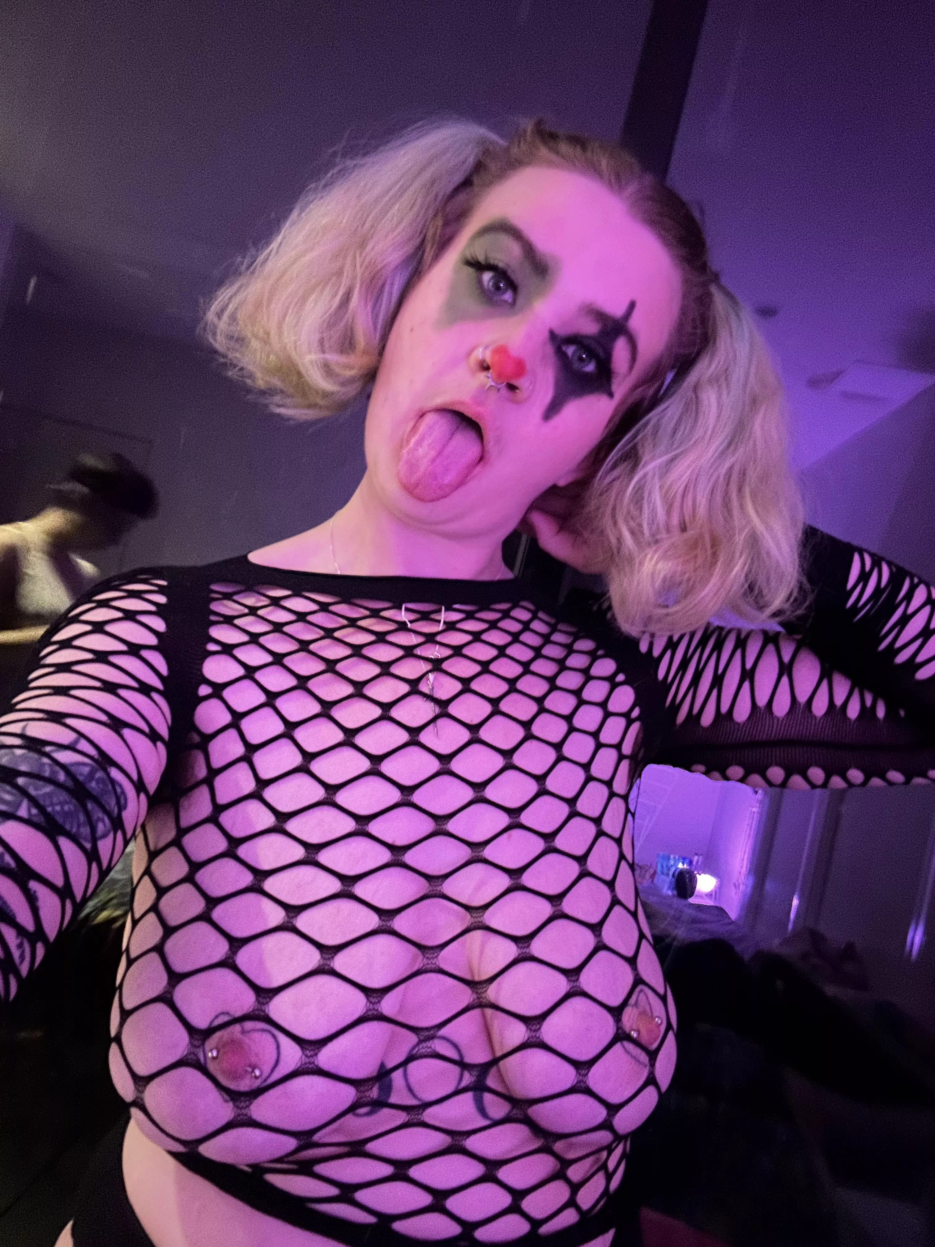 Where are you cumming on this clown? 