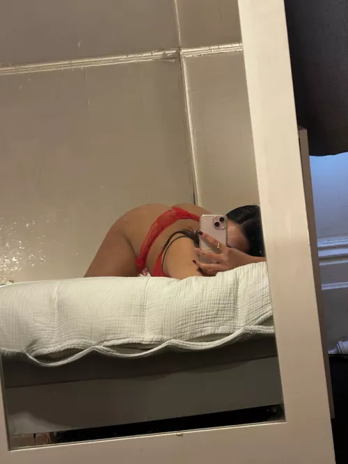 Will travel to NH on the 4th with my friends! Looking to sneak out and meet an older daddy to creampie me