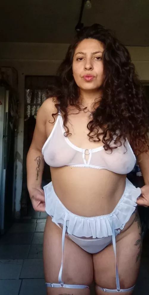 wondering how many guys prefer my MILF body