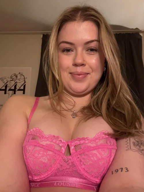 18 F4M Need an older dadddy that can give a sensual tits massage and fill my holes with creampie. 