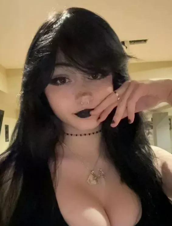 2004 goth slut, am I your type...
