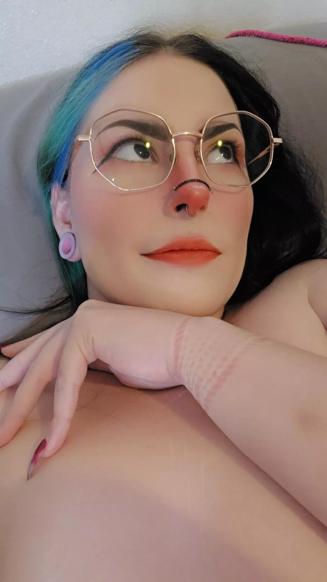 28 (F) selling used items, hair, vials of pee or grool. Customs. Sessions. Very kink friendly. 