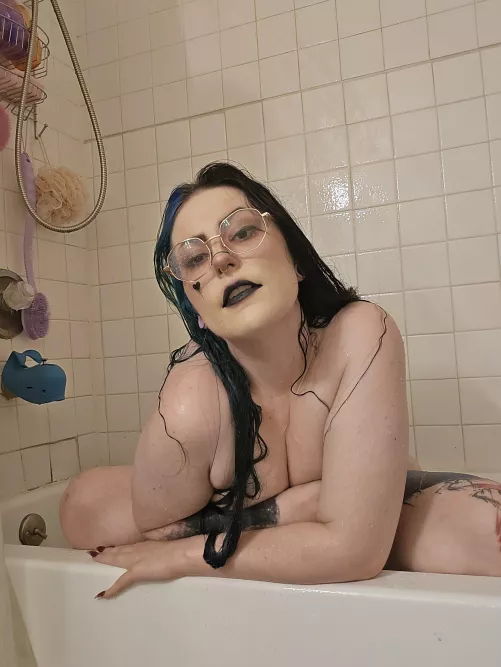 28 (F) sexting sessions, customs, watersports, CEI, Domination, used items, vials of pee, grool or spit. Very kink friendly.