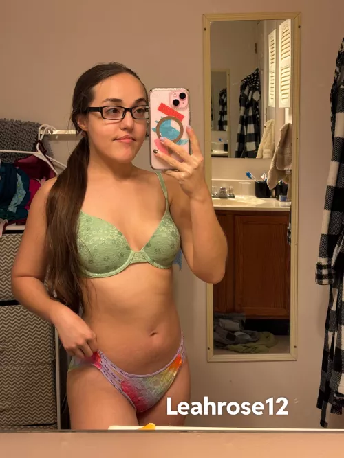 4’8 petite 💚 I do b/g and solo content!