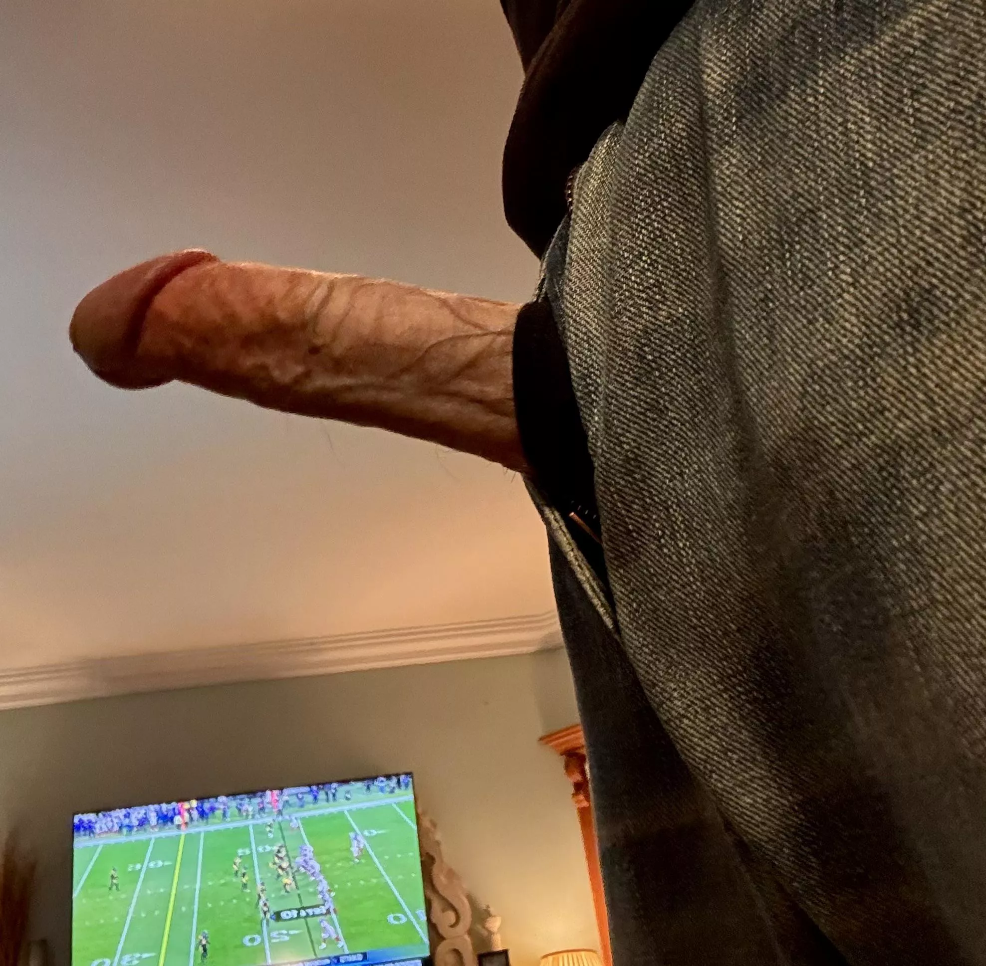 [61] stiff MNF 🏈 matchup happening… make me loose (f)ocus on the game 