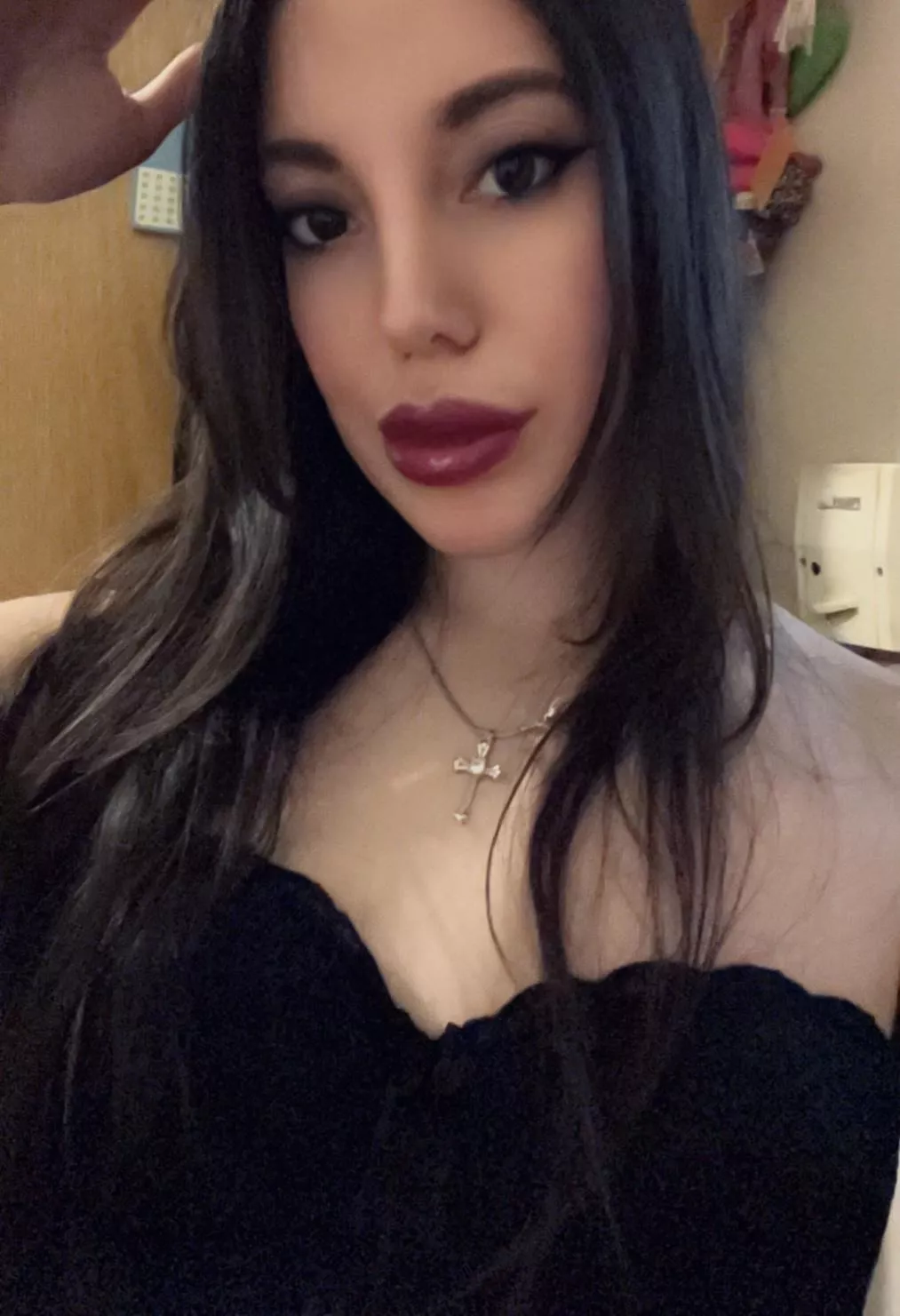 A mix of a good girl with a slutty bitch face. Would you like to fuck me while looking into my eyes 😈🫦🔥