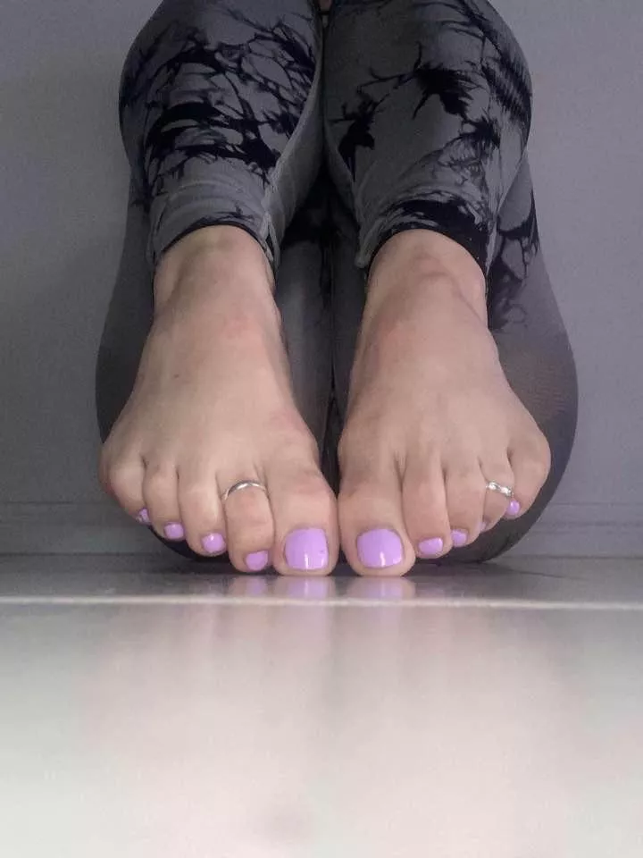 Any Aussie boys ready to submit at my feet  message me on kik - Cuteaussietoes 