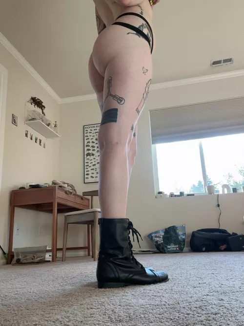Boots and booty 🍑