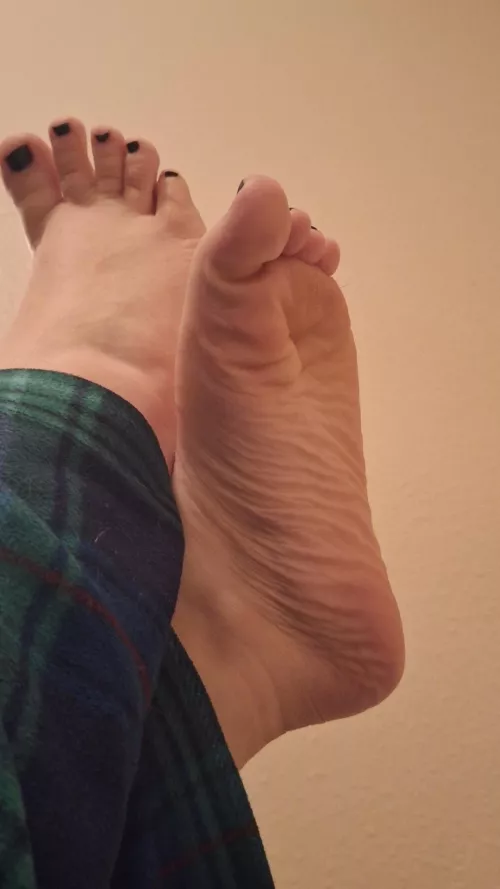 C'mon baby look at my wrinkly soles, now send bb. 