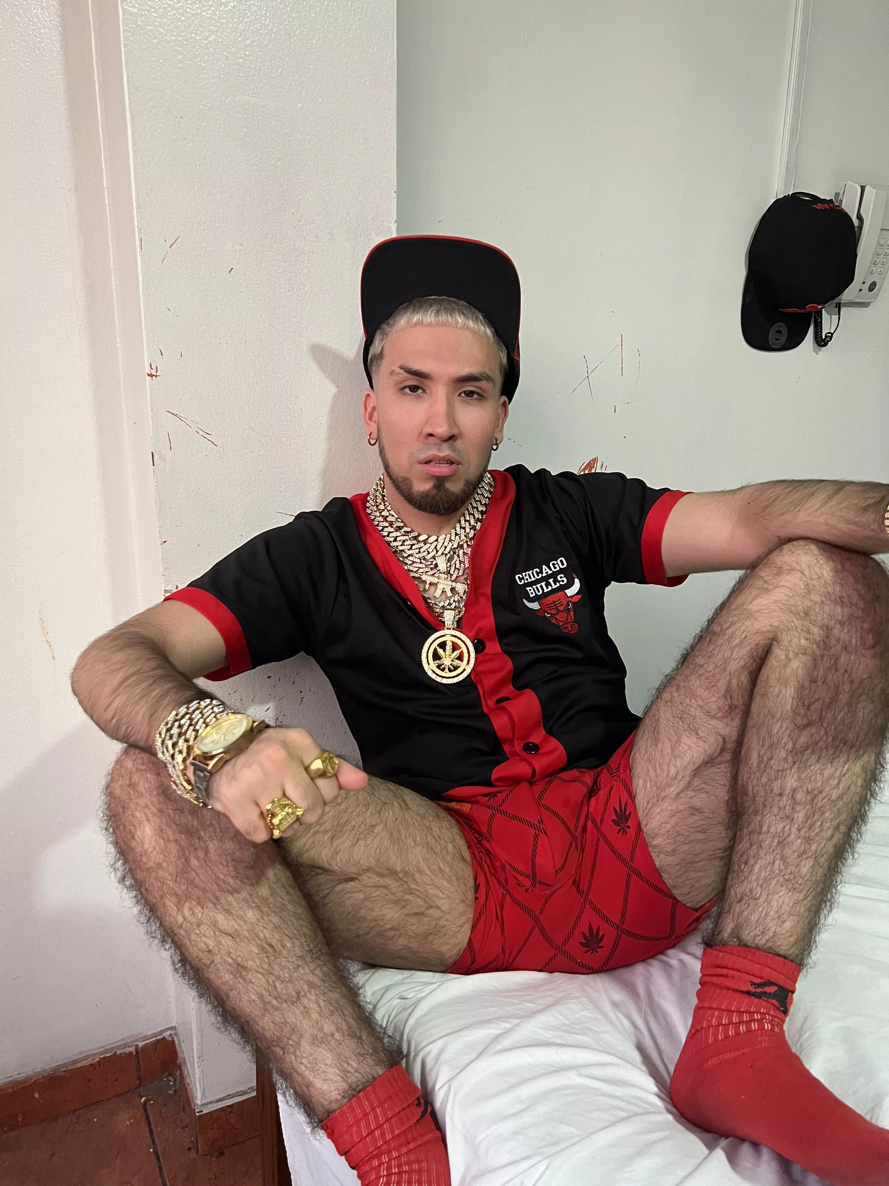 Do you like it hairy? I'm the perfect candidate for your fantasies, slut haha.