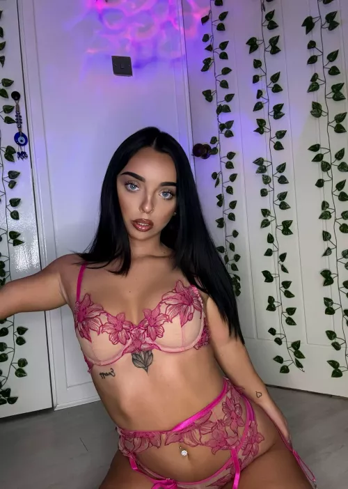 Do you think smaller girls can be sexy in lingerie?