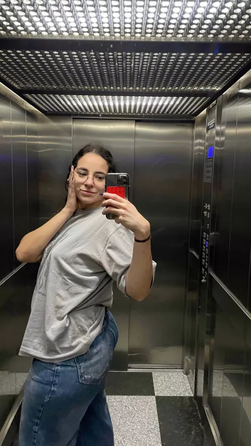 Early morning class but im looking for a good fuck after work, who's located nearby?