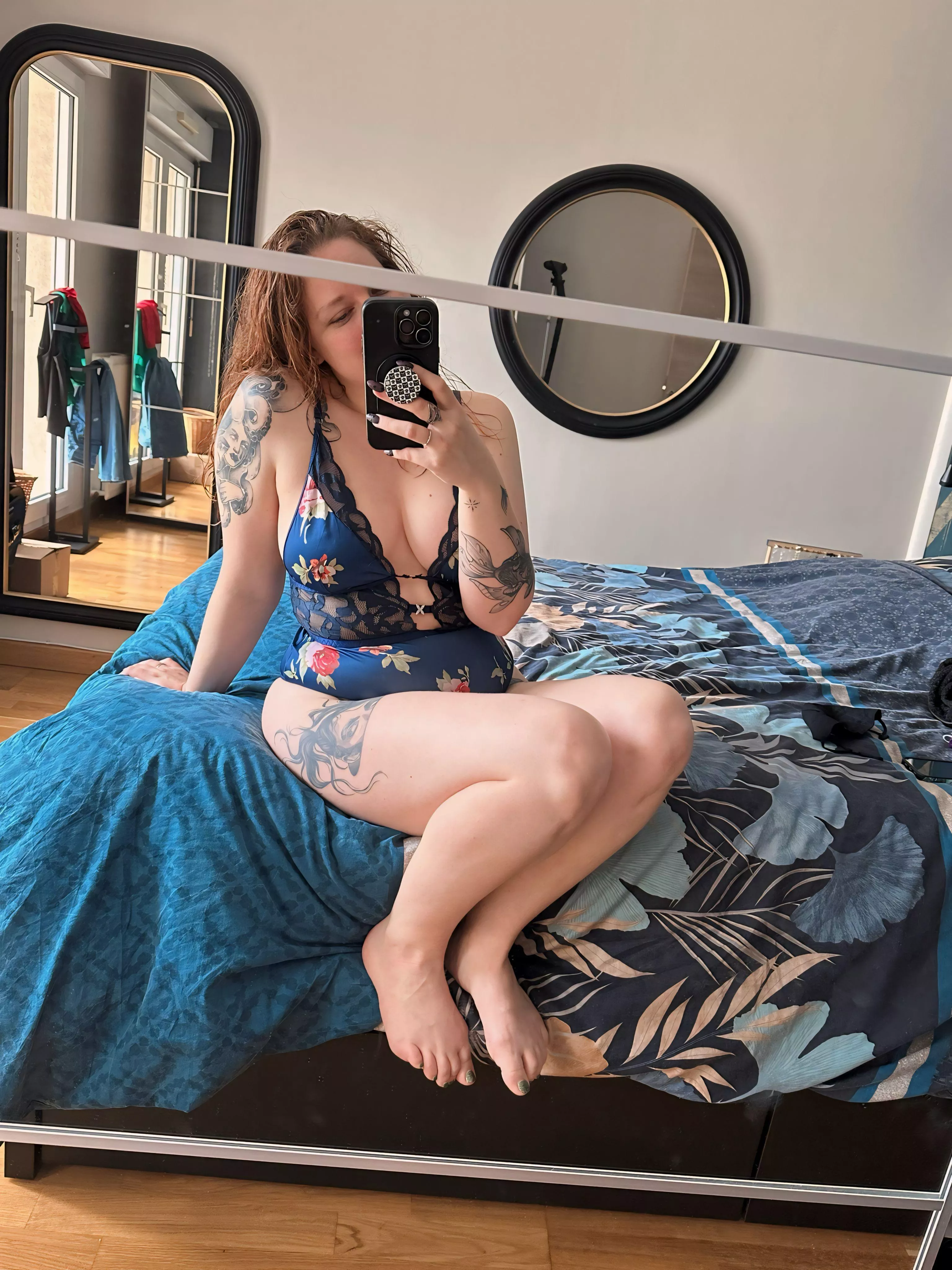 🛏️ En lingerie sur mon lit, je vous attends 😇🔥