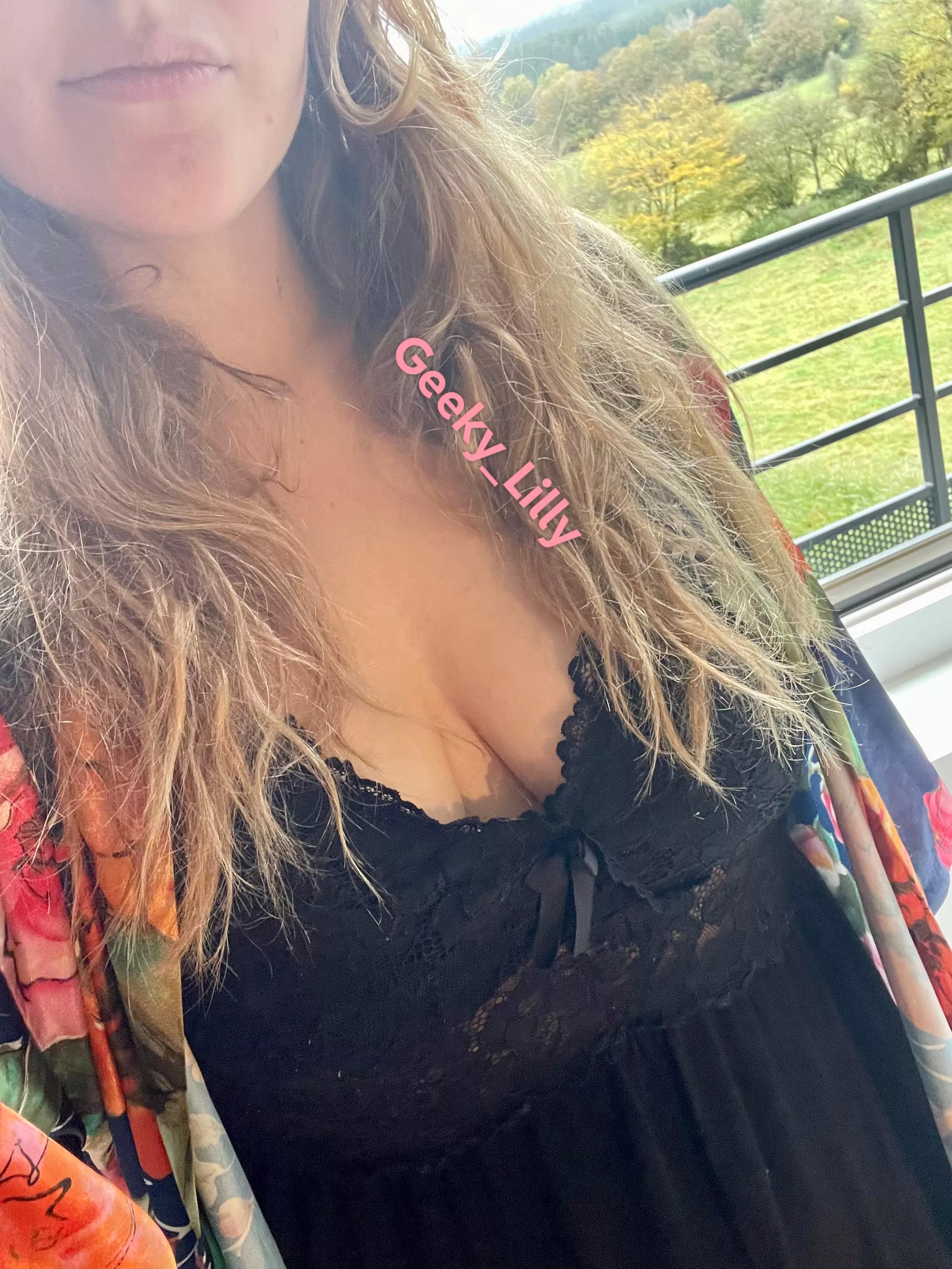 Goeiemorgen! Het is hier echt genieten van het uitzicht 😍 al die mooie velden en bossen… en na mijn avontuur van laatst heb ik nu echt zin om naakt door die velden en de bossen te gaan lopen 🙈