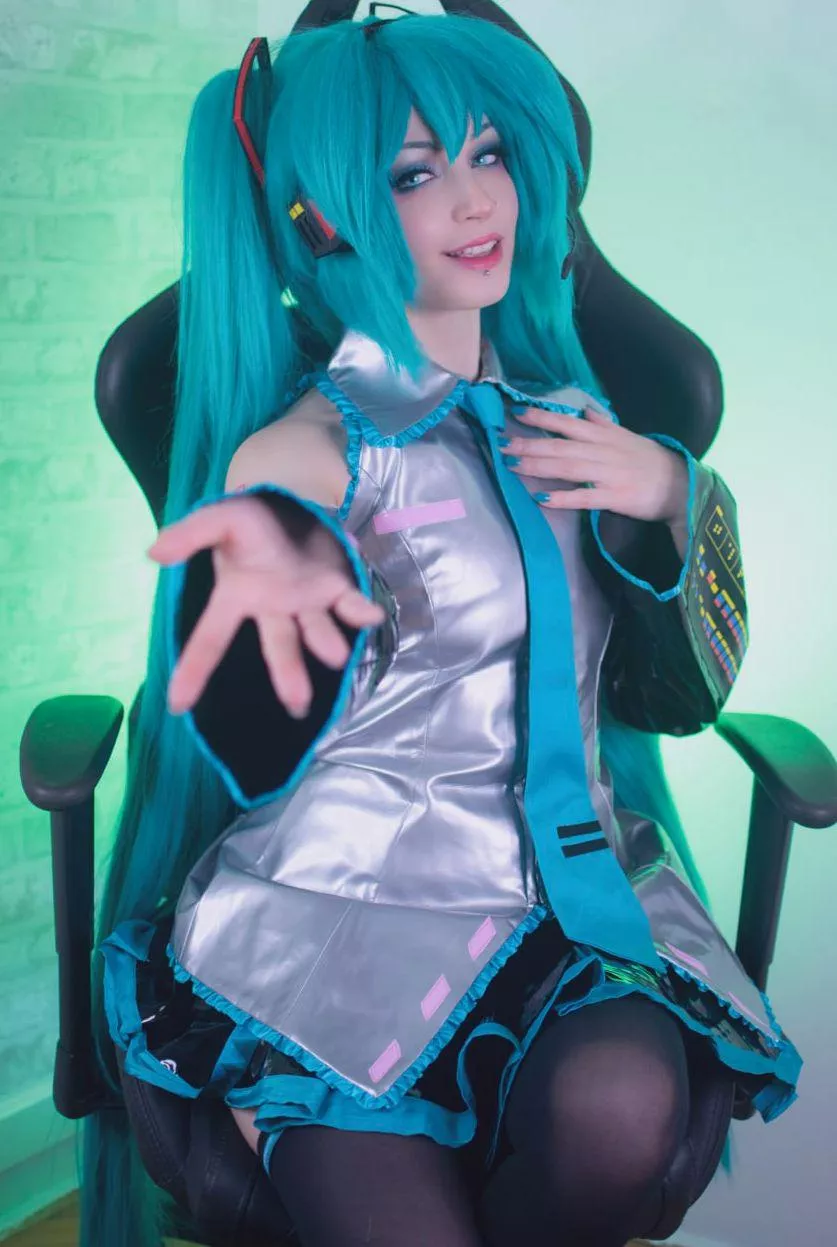Hatsune Miku cosplay by Shiroktsne
