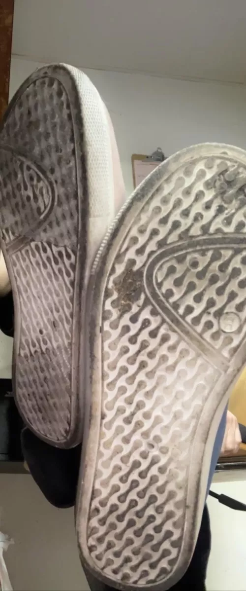 Here I am stuck at work. Let’s play a game called sent goddess while you enjoy the thought of cleaning the bottom of my shoes.[Findom]