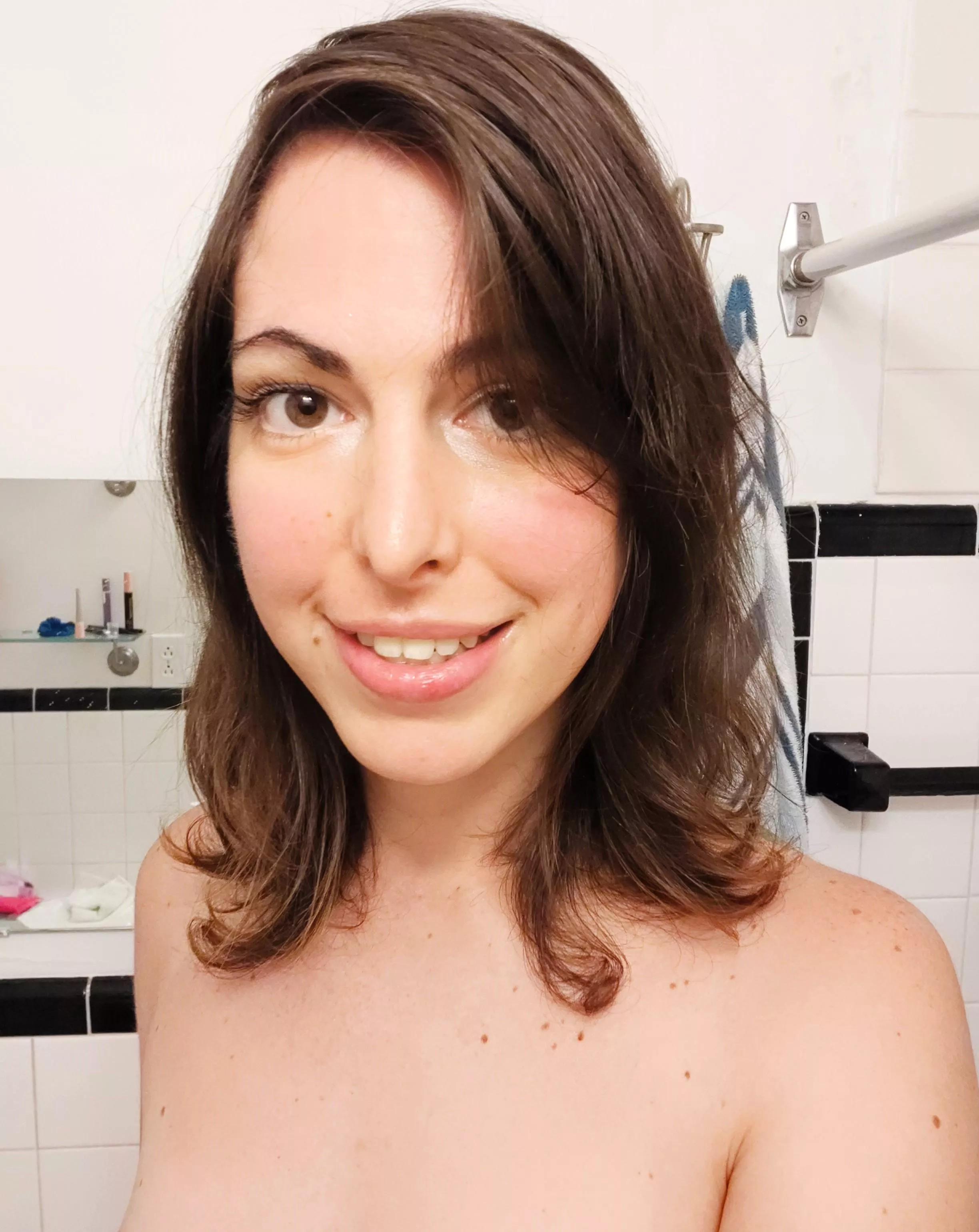 Hey everyone! It's just a little selfie that I'm dropping here :)